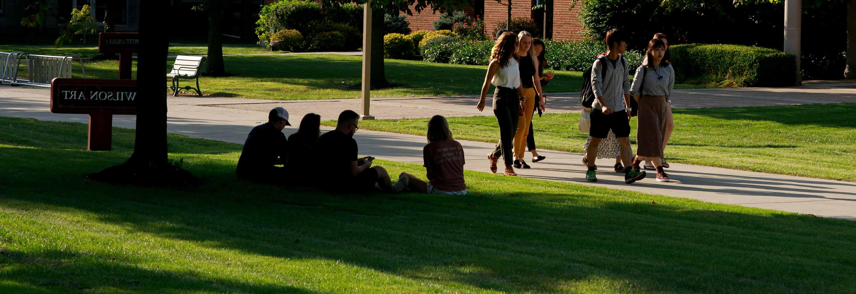高级能量集中学生在校园里散步